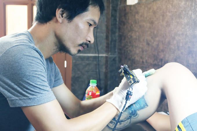 Kiên Trần đang xăm một tác phẩm do khách đặt.