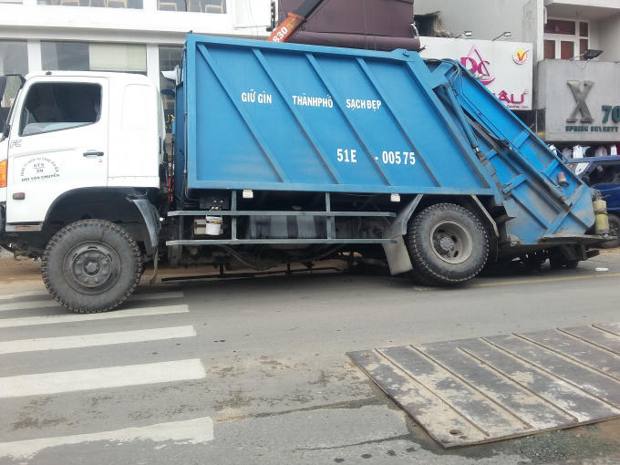 Vị trí (nắp đậy) bị bể ống nước vào sáng nay nhưng chưa được khắc phục.