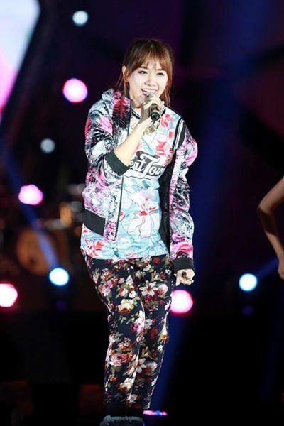 Phải chăng Hari Won đi chợ về quên mất việc thay đồ trước khi lên sân khấu?. Ảnh: internet.