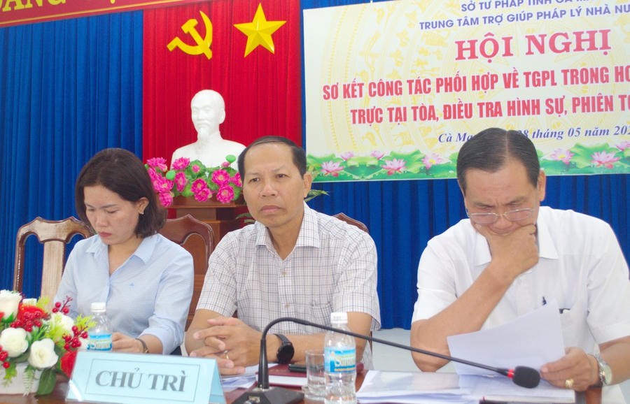 Ông Trần Hoàng Lộc - Phó Bí thư Đảng ủy, Phó Giám đốc Sở Tư pháp Cà Mau, Phó Chủ tịch Hội đồng phối hợp liên ngành về TGPL trong hoạt động tố tụng, chủ trì Hội nghị (ngồi giữa).
