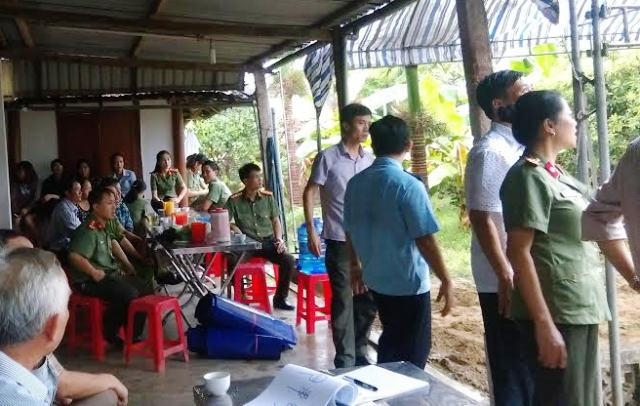 Rất nhiều cán bộ chiến sỹ Công an tỉnh Hà Tĩnh đã đến giúp đỡ và chia buồn cùng gia đình.
