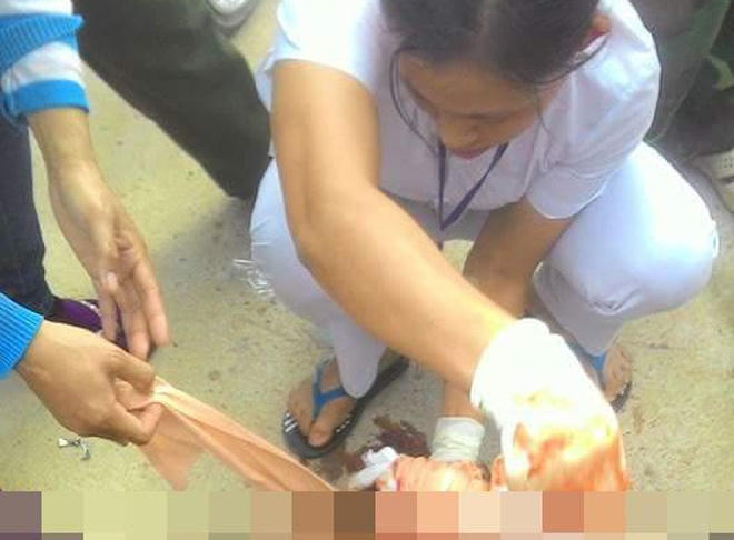 Nhân viên y tế đang kiểm tra thi thể Hiền Miên.