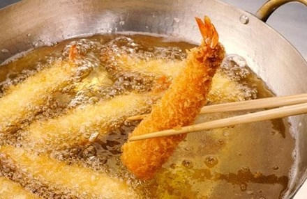 Tân dụng dầu ăn chiên đi chiên lại nhiều lần. Ảnh: minh họa