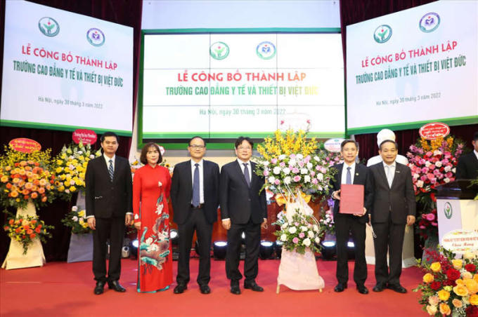Ông Trần Quốc Huy - Vụ trưởng Vụ Tổ chức cán bộ, Tổng cục Giáo dục Nghề nghiệp (Bộ Lao động Thương binh &amp;amp; Xã hội) trao Quyết định cho lãnh đạo bệnh viện và ban giám hiệu nhà trường. Ảnh: BVCC