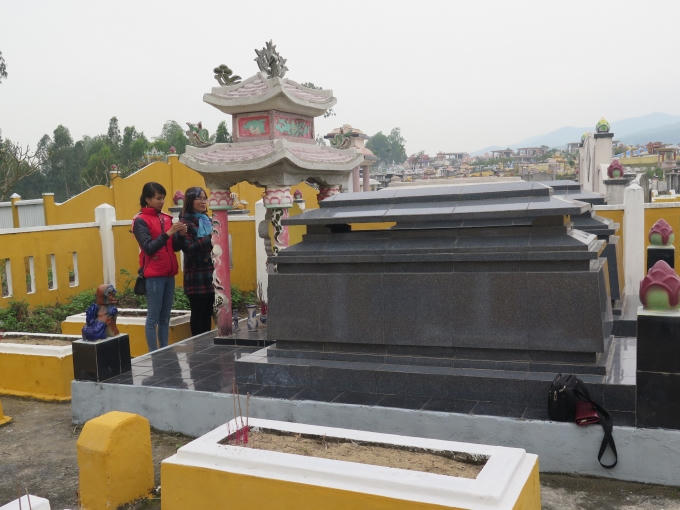 Thắp hương ngày Tết để tưởng nhớ ông bà (ảnh Văn Hoàng).