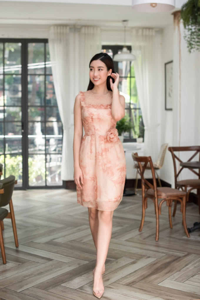 Hai nàng hậu ghi điểm trước công chúng với phong cách thời trang sang trọng, quý phái phù hợp với cương vị cả hai đang đảm nhiệm.Ngoài váy ren, thiết kế mang họa tiết 3D in chìm cũng được Mỹ Linh ưu tiên lựa chọn.NTK Amy khéo léo đính kết những chiếc nơ tạo sự nổi bật, ấn tượng cho trang phục.