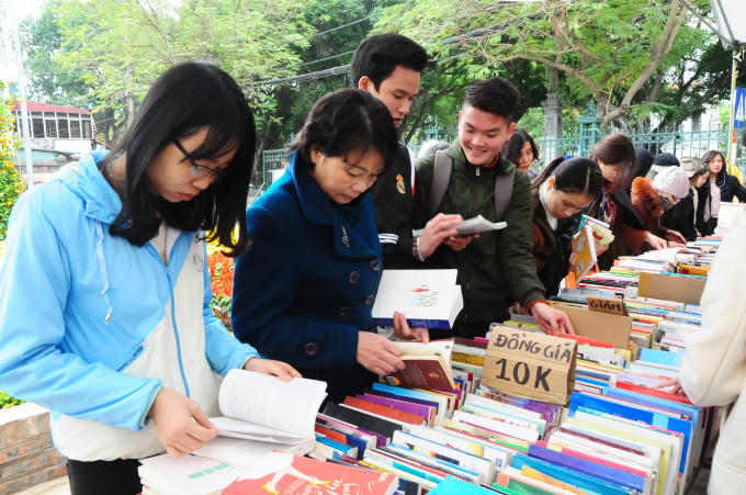 Nhiều gian hàng đồng giá. Có cả những gian hàng chỉ từ 1000đ-10.000đ