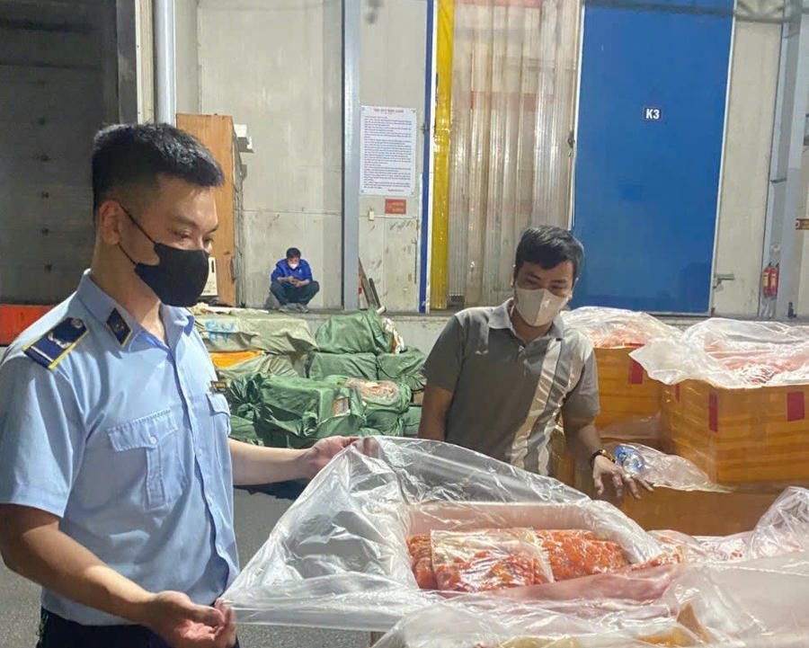 Lực lượng chức năng kiểm tra hàng hóa. (Ảnh: dms.gov.vn)