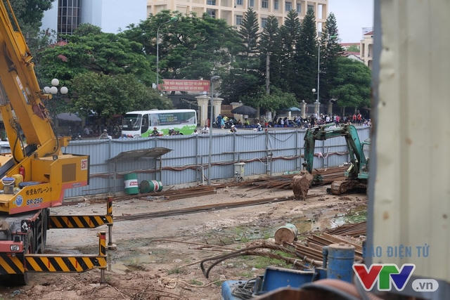 Do thi công lâu năm, dù được vây kín bởi hàng rào tôn nhưng bụi từ công trường vẫn bay ra ngoài.