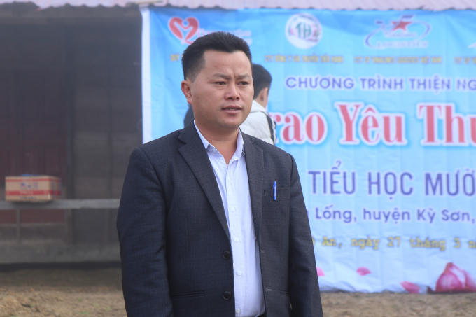 Ông Lỳ Bá Xông - Phó bí thư Đảng ủy xã Mường Lống phát biểu tại buổi lễ trao quà