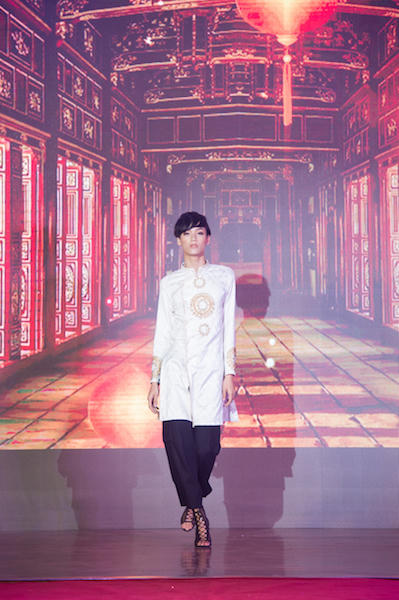 Áo Dài nam Hoa Hỷ được Thí sinh Thiên Phong thể hiện.