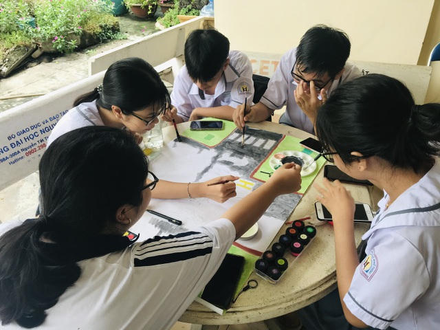 Học trò phải rất kỷ luật, kiểm soát được việc sử dụng điện thoại mới có thể có những buổi học nhóm hiệu quả (Ảnh minh họa)