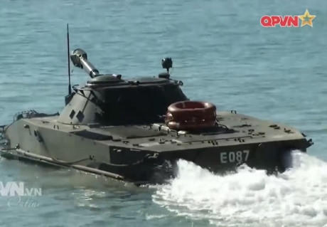  Trong cuộc diễn tập hiệp đồng mới đây của Lữ đoàn Hải quân đánh bộ 101 với các đơn vị tàu bạn, lực lượng xe tăng PT-76B và xe thiết giáp BTR-60PB đã thực hiện thành công nội dụng bơi từ bờ lên tàu đổ bộ ngoài biển và đổ bộ từ tàu vào bờ biển mục tiêu.