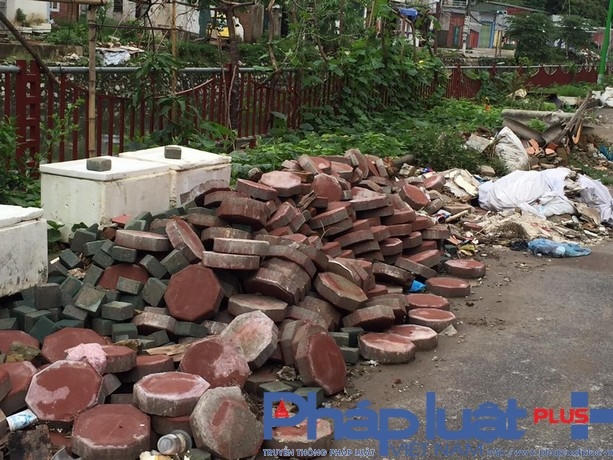 Gạch lát vỉa hè cũng ngổn ngang gây mất mỹ quan đô thị