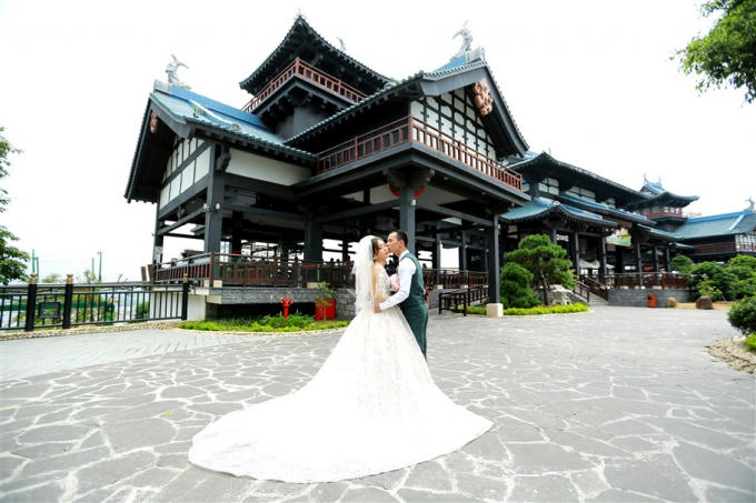 Nằm giữa lưng chừng biển và trời, Vườn Nhật (hay còn gọi là Zen Garden) trên đỉnh đồi Ba Đèo với kiến trúc Nhật Bản mang tới không gian tuyệt vời cho bộ ảnh cưới phong cách tự nhiên.