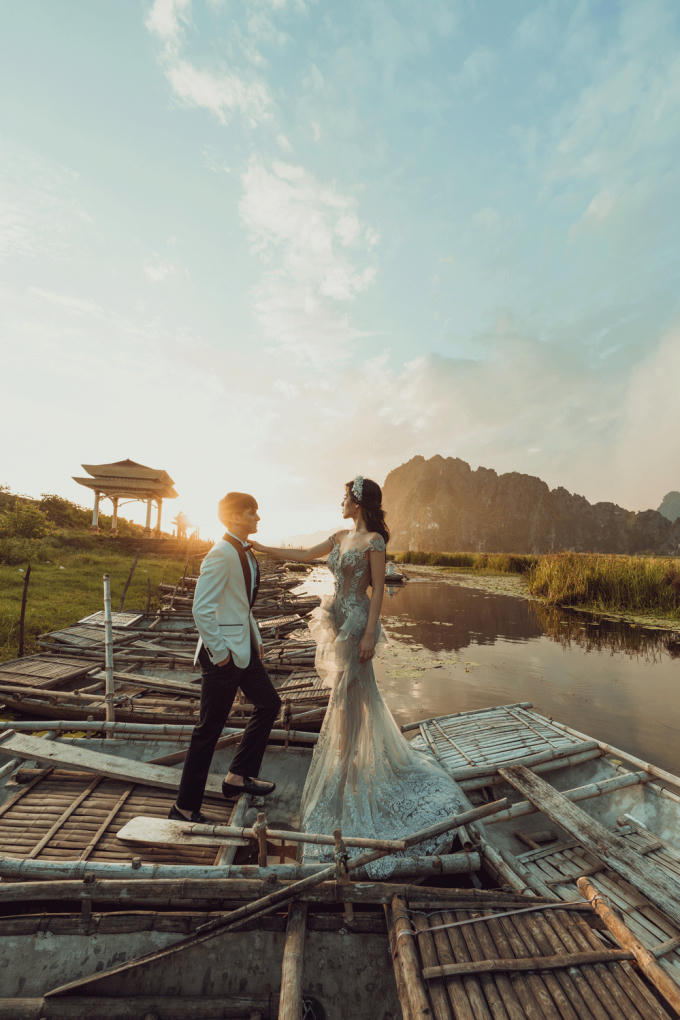 Việc kết hợp phần xẻ cao ở chân tô điểm thêm sự quyến rũ, thu hút cho cô dâu.