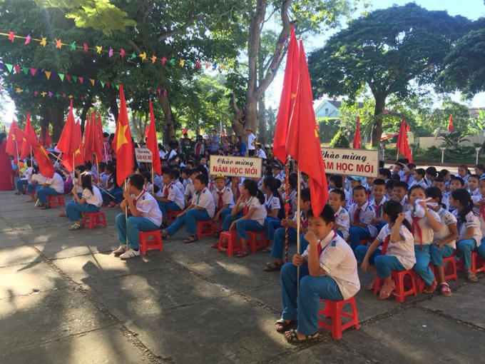 Các e học sinh trường Tiểu học Làng Sen (Nam Đàn, Nghệ An) hân hoan trong năm học mới. Ảnh Bùi Dũng.