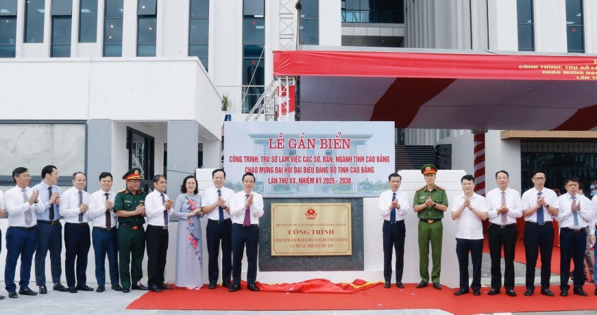 Các đại biểu thực hiện nghi thức gắn biển Công trình trụ sở làm việc các sở, ban, ngành tỉnh Cao Bằng (Ảnh: Báo Cao Bằng).