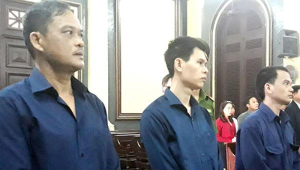 Ông Bình (trái) cùng cấp dưới tại tòa