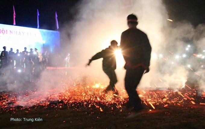 Các thanh niên Pà Thẻn chân trần nhảy vào đống lửa để tạ ơn trời đất đã mang lại vụ mùa tốt tươi. Ảnh:Trung Kiên