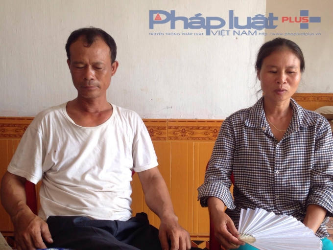 Ông Ngô Văn L. và bà Phạm Thị N. (bố mẹ chồng sản phụ Lương Thị Y.) trao đổi với PV.