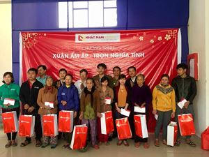 Công ty cổ phần đầu tư Hoàng Nhất Nam trao quà cho bà con nghèo tại Quảng Nam.