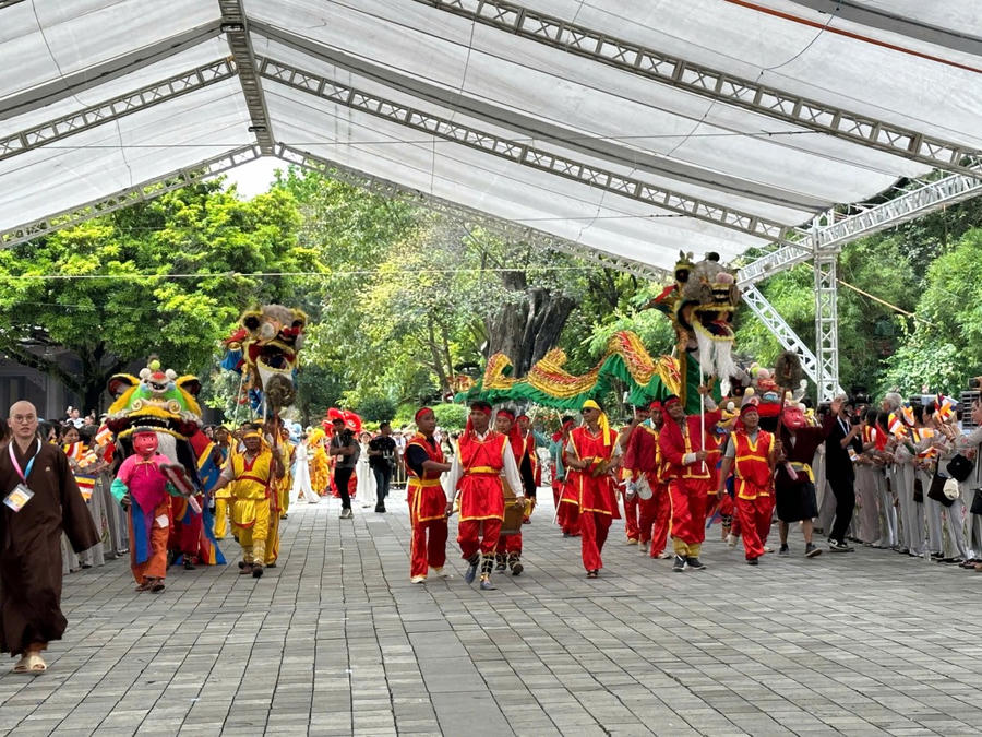 Cùng với hoạt động cầu an, chiêm bái xá lợi Đức Phật, chùa Tam Chúc còn tổ chức kính mừng Đại lễ Phật đản Vesak 2025 tại Trung tâm hội nghị quốc tế Vesak (ngày 18/5), trồng cây Từ Tâm ươm mầm trí tuệ tại Vườn ươm Từ Bi chùa Tam Chúc (ngày 19/5) và đêm hoa đăng cầu quốc thái dân an và tri ân tưởng niệm tại Tam Quan nội (đêm 19/5).