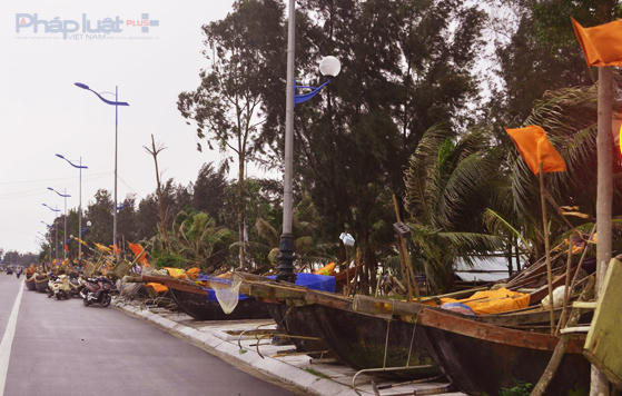 Tại TP Sầm Sơn, tất cả những thuyền mảng đều được di chuyển lên tuyến đường Hồ Xuân Hương từ chiều ngày 14/9, hạn chế xảy ra thệt hại. (Ảnh: A.Thắng)