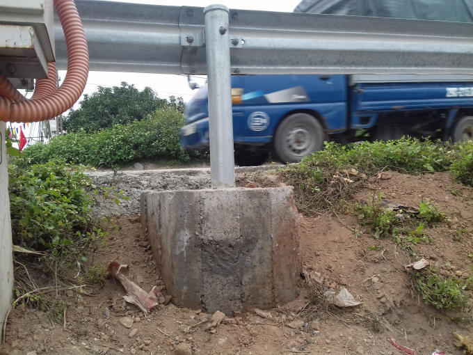 Người dân lo sợ khi nhìn những chiếc cột trụ "bơ vơ" trên mặt đất.
