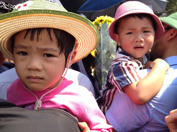 Cả trẻ em cũng đổ mồ hôi vì nắng nóng, vẻ mệt mỏi lộ rõ trên khuôn mặt các cháu.