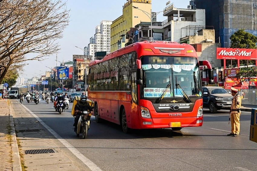 CSGT kiểm soát phương tiện vận tải hành khách trên tuyến Giải Phóng.