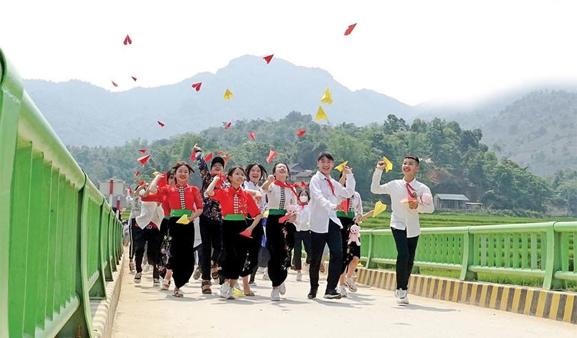 nhung-buoc-chan-den-truong-cua-nhieu-em-nho-them-phan-vung-vang-tren-nhung-cay-cau-noi-yeu-thuong-nguon-anh-baodautuvn-5157