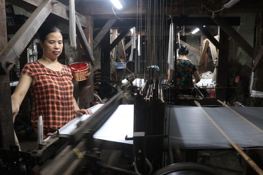 Những chiếc khung cửi truyền thống đã được thay thế bằng máy dệt hiện đại.