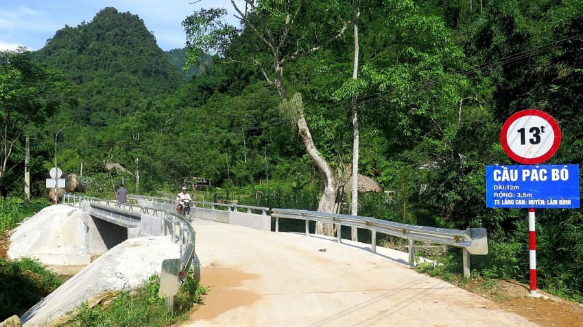 Cầu Pác Pó, thị trấn Lăng Can, huyện Lâm Bình (Tuyên Quang).
