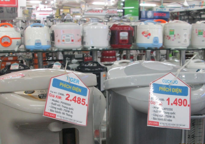 Trên kệ các cửa hàng đa phần đều là hàng Trung Quốc