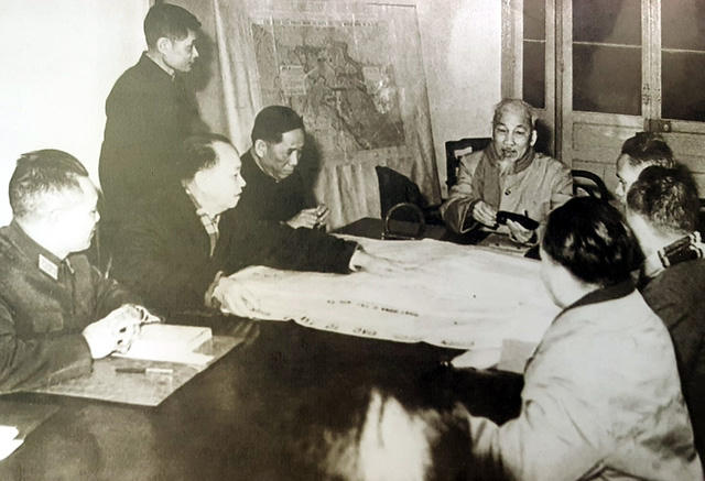 Chủ tịch Hồ Chí Minh và Bí thư thứ Nhất Lê Duẩn (thứ 3, từ trái sang) cùng các đồng chí trong Bộ Chính trị họp bàn và ra Nghị quyết về "Tổng công kích, tổng khởi nghĩa" vào dịp Tết Mậu Thân 1968. Hà Nội, ngày 28/12/1967.