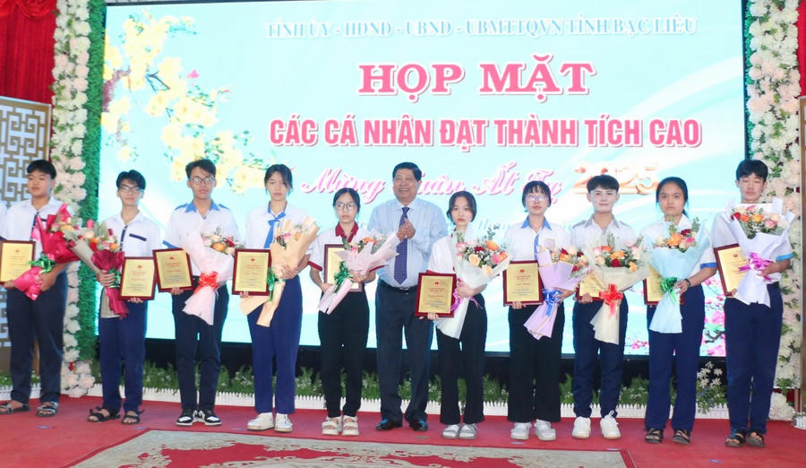 Ông Vương Phương Nam - Ủy viên BTV Tỉnh ủy, Chủ nhiệm Ủy ban Kiểm tra Tỉnh ủy Bạc Liêu, trao Bằng tuyên dương cho các em học sinh đạt thành tích cao năm 2024.