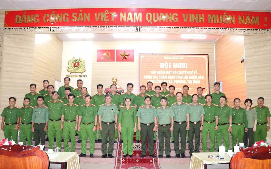 Đại tá Trương Công Dũng - Phó Giám đốc Công an tỉnh Bạc Liêu, chụp ảnh lưu niệm cùng Trưởng Công an các xã, phường, thị trấn trên toàn tỉnh.