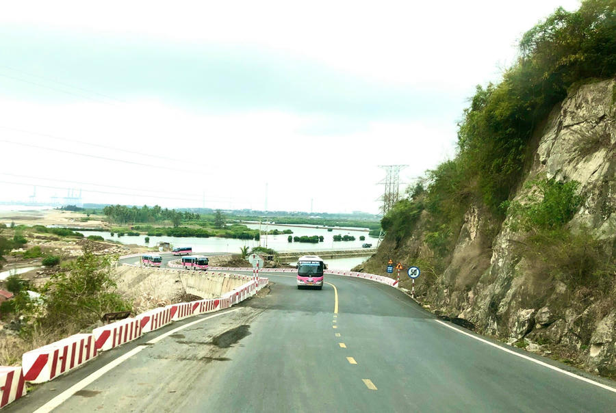 Giá vé 13.000 đồng một lượt, 250.000 đồng một tháng, miễn phí cho trẻ dưới 6 tuổi.