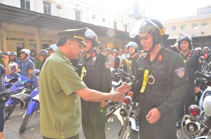 Đồng chí Giám đốc bắt tay động viên các chiến sĩ trước khi lên đường làm nhiệm vụ.