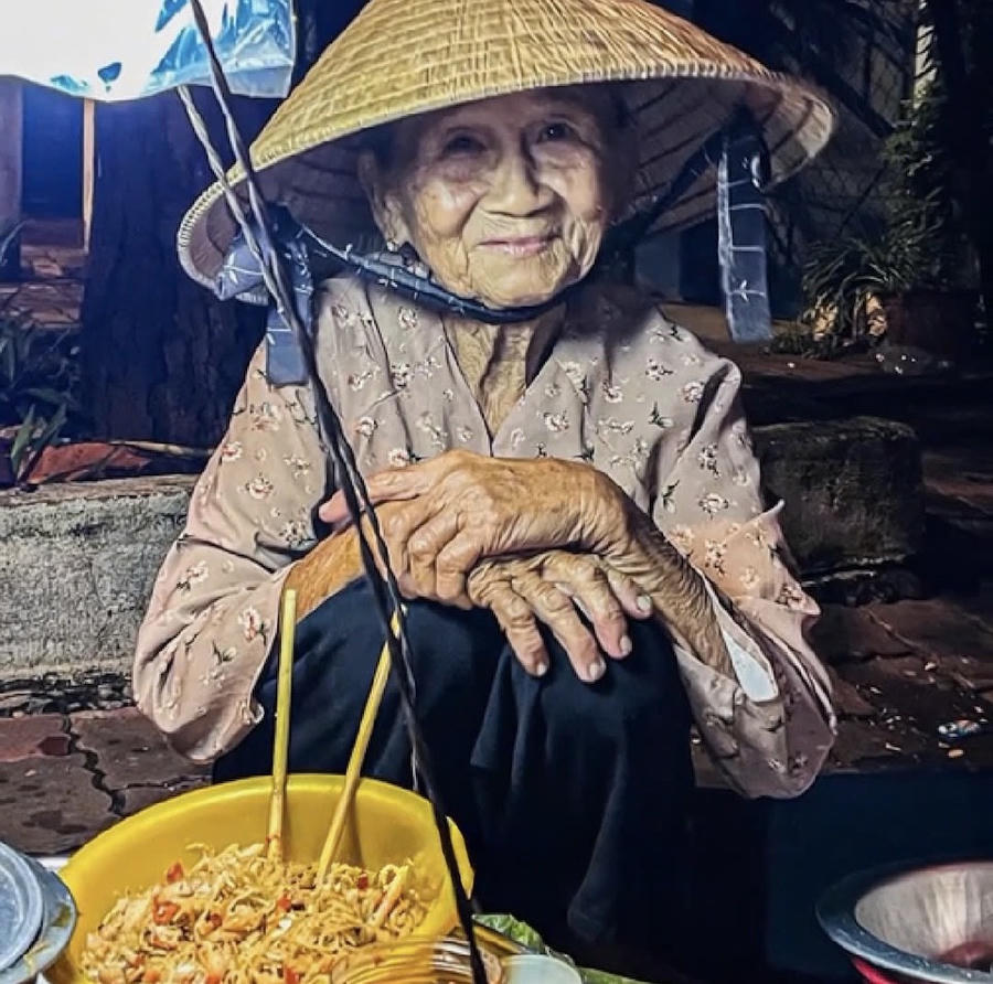Cụ Sáu bên gánh bánh mì gắn bó suốt mấy chục năm cuộc đời.