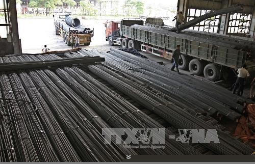 Ở trong nước, giá các loại nguyên vật liệu sản xuất thép tiếp tục xu hướng tăng mạnh so với đầu năm trên thị trường toàn cầu và Việt Nam. Ảnh minh họa: TTXVN