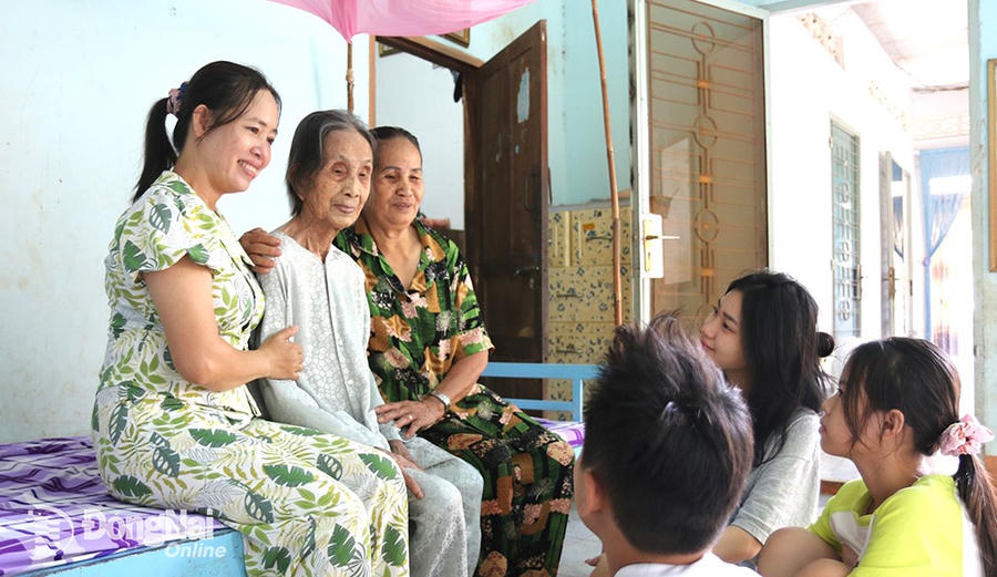 Con, cháu, chắt quây quần cùng cụ Trịnh Thị Khơng. (Ảnh: Báo Đồng Nai)