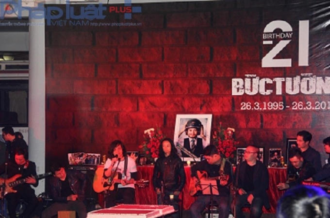 20h45': Ban nhạc Bức Tưởng biểu diễn bài hát Hoa ban trắng, loài hoa kiên cường, bất khuất trước mọi gian khó, sóng gió cuộc đời tựa như ý chí bất diệt của nhạc sĩ Trần Lập đã ra đi cũng như những người ở lại... Ảnh: Nguyễn Xinh.