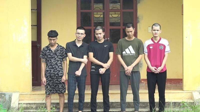 Các đối tượng trong đường dây sản xuất giấy tờ giả bị khởi tố, bắt giữ.