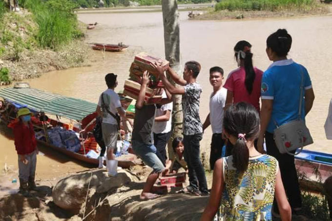 Đoàn cứu trợ phải vượt đường sông, nước chảy xiết mới lên được vùng cô lập