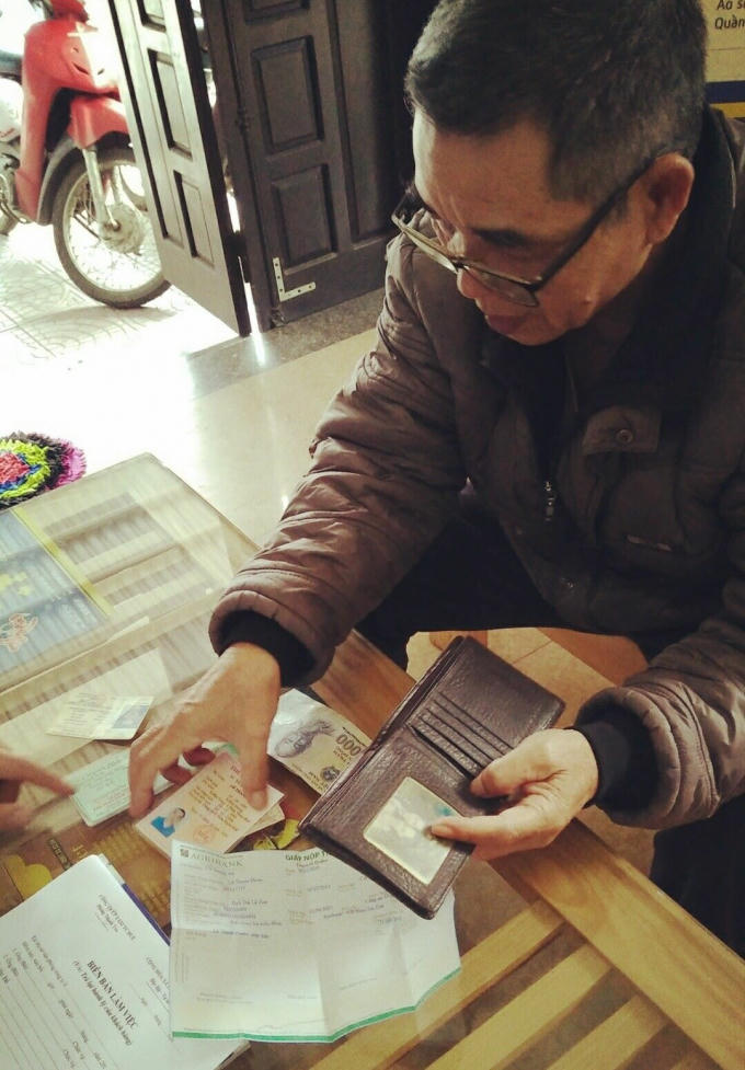 Bác Phước vui mừng nhận lại tài sản của mình.