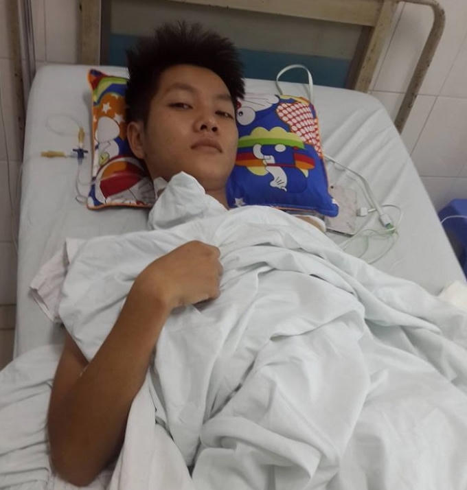 Nam sinh Đỗ Duy Huy nằm trong phòng hồi sức sau quá trình cấp cứu tại bệnh viện.