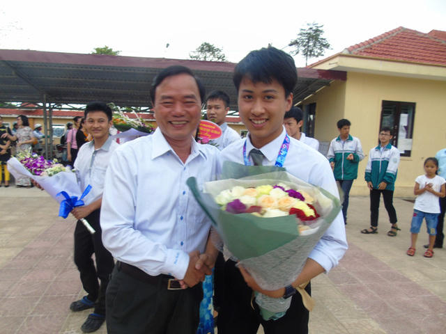 Ông Đinh Quý Nhân (phải) ký nhiều hợp đồng lao động trái luật. (Ảnh Báo Dân trí)