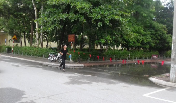 Một thí sinh tại Hội đồng thi Đại học sư phạm đến muộn tỏ ra khá lo lắng.